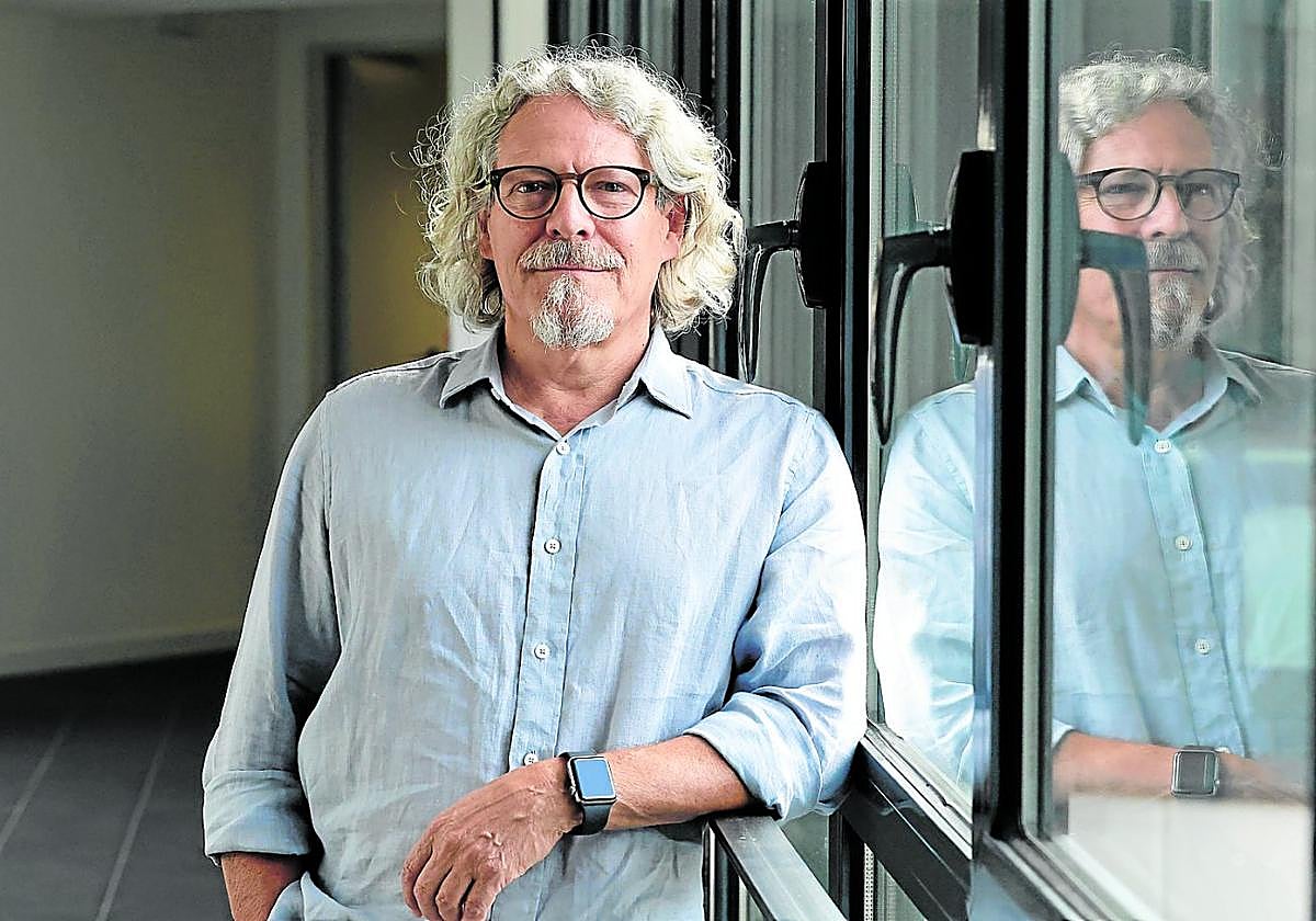 El pintor bergararra Jesus Mari Lazkano, posa antes del reportaje sobre su obra.