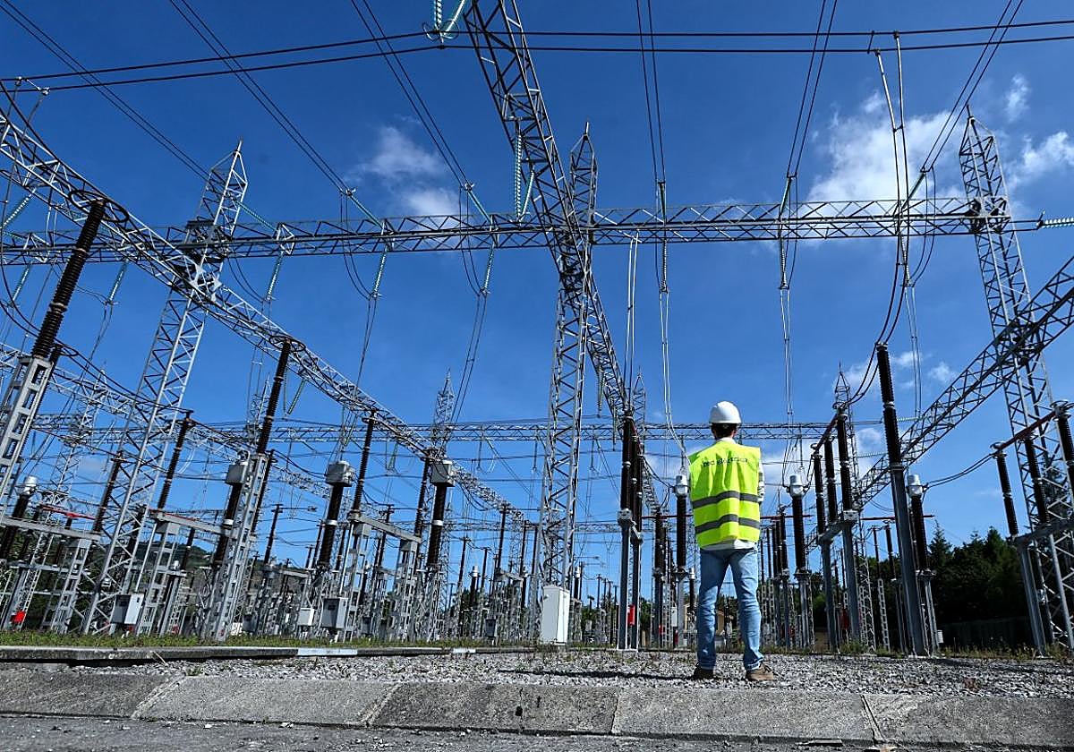 Un operario supervisa la infraestructura de la subestación eléctrica de alta tensión de Hernani.