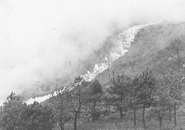Fuego en Jaizkibel en una imagen antigua.
