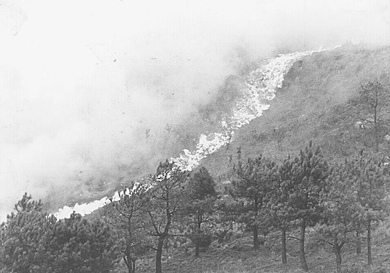 Fuego en Jaizkibel en una imagen antigua.