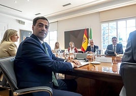 El lehendakari Imanol Pradales, en primer plano, con Sánchez al otro lado, durante la reunión de la Comisión Bilateral del pasado 15 de julio.