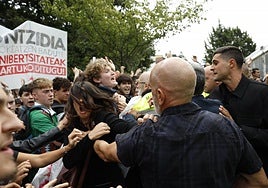 Protestas de jóvenes de GKS este mediodía en el campus de la EHU en Donostia