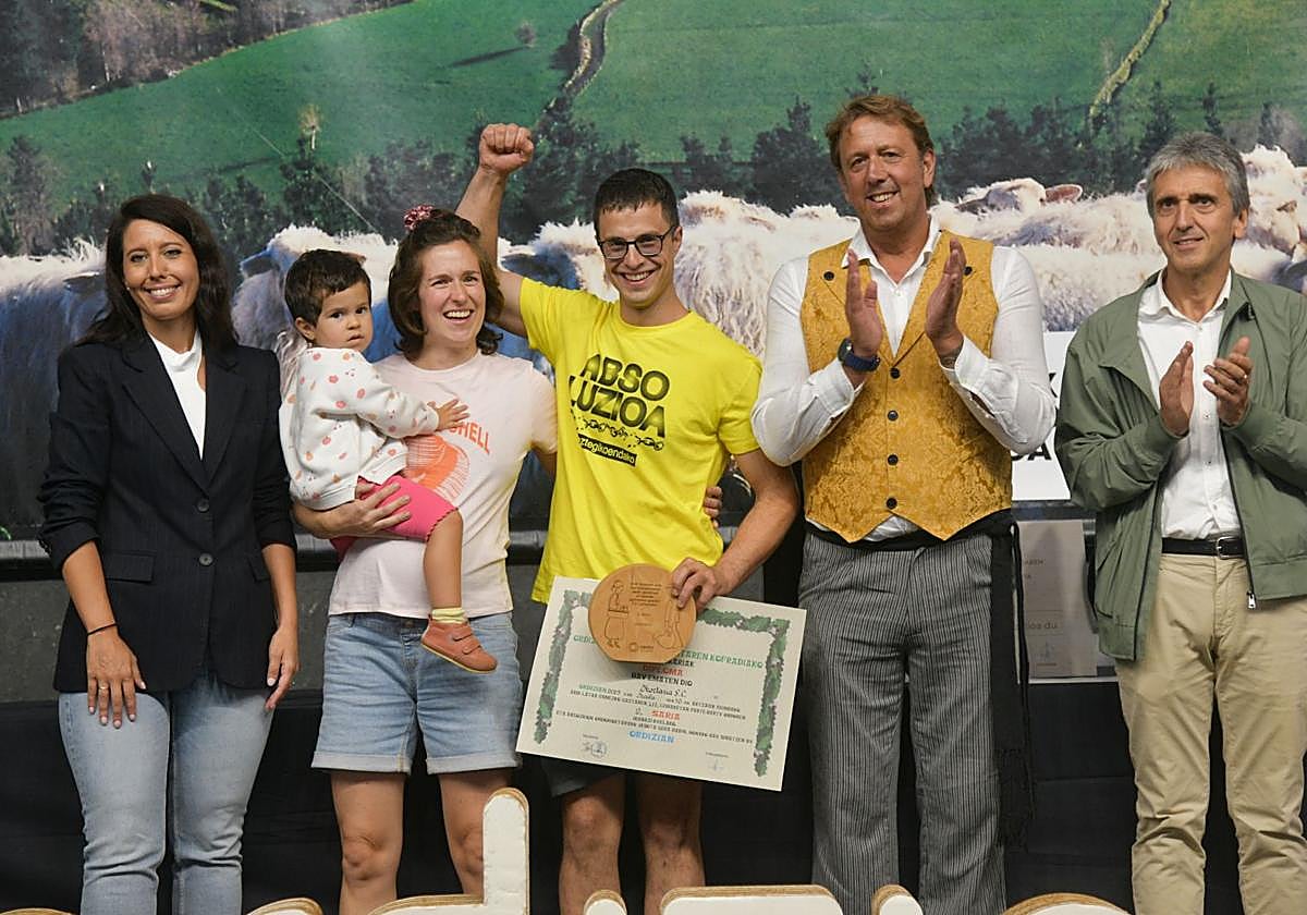 Julen Arburua, de Lekaroz, con su segundo premio en el concurso.