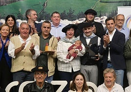 Los productores de La Leze, junto al propietario del restaurante Itxaropena (con el medio queso), Adur Ezenarro e Imanol Pradales.
