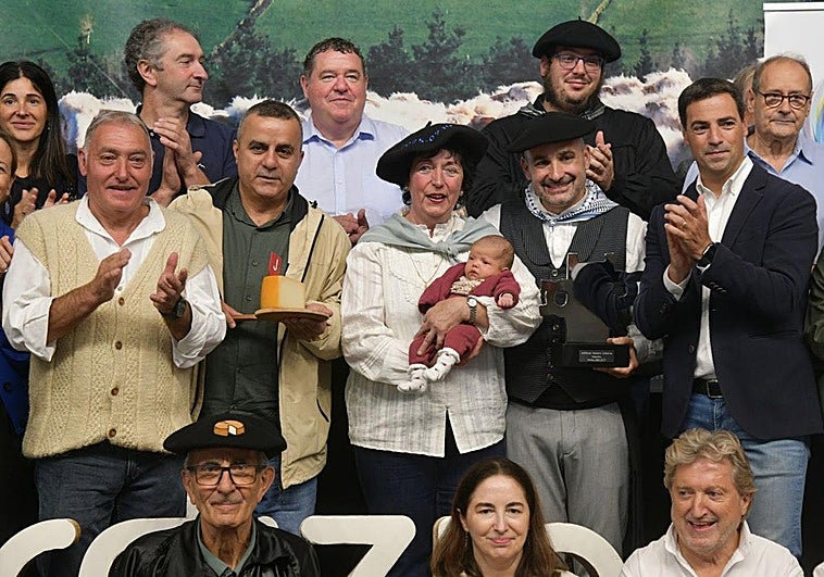 Los productores de La Leze, junto al propietario del restaurante Itxaropena (con el medio queso), Adur Ezenarro e Imanol Pradales.