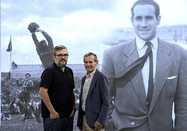 El nieto e hijo de Ignacio Eizaguirre posan delante de la imagen del exportero que aparece en el vídeo de DV.