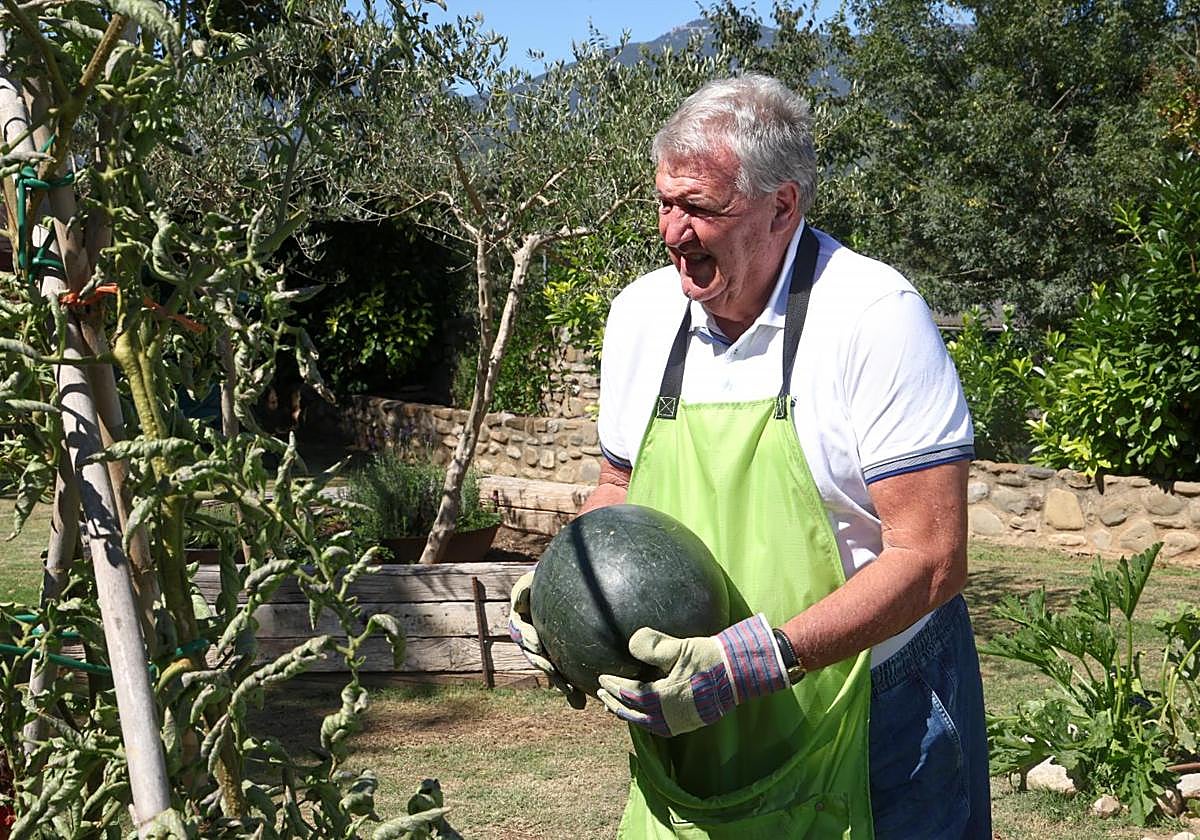 Toshack recoge una asndía de su huerta en Besalú