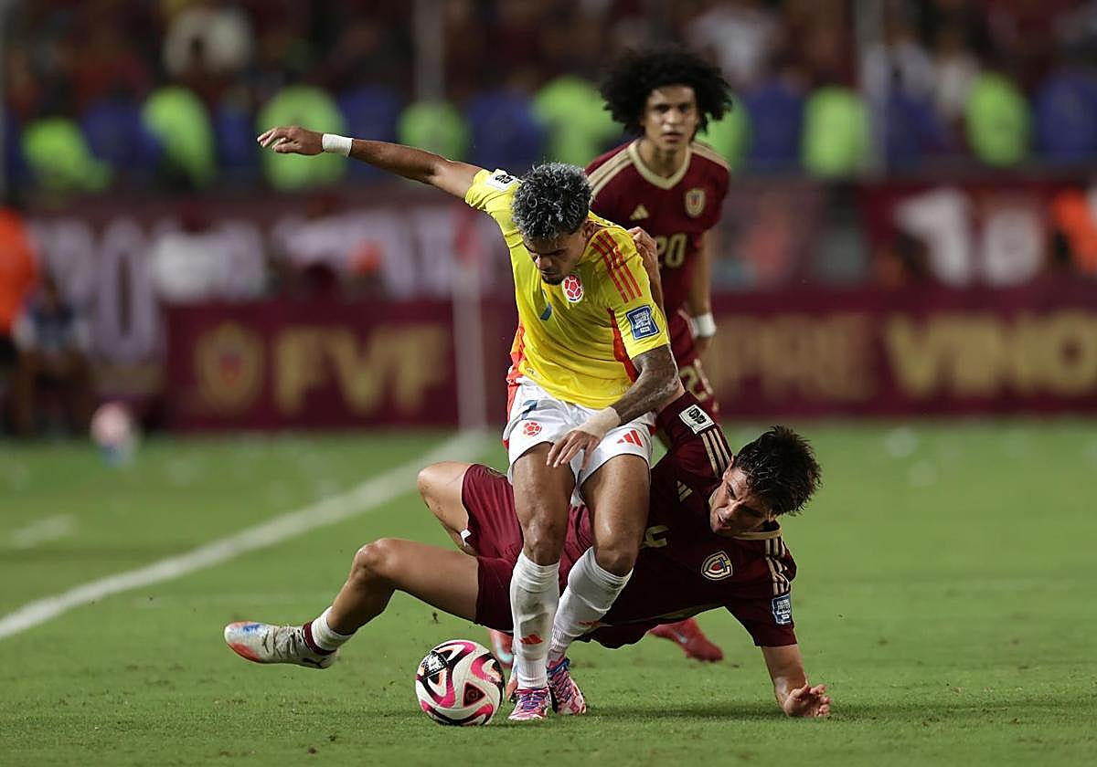 Aramburu trata de frenar como puede al jugador de Colombia Luis Díaz en el partido disputado en Maturín, saldado con contundente derrota vinotinto (3-6)