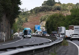 Roba la cabeza tractora de un camión en Oiartzun, se da a la fuga por la AP-8 y se tira por un terraplén en Itziar