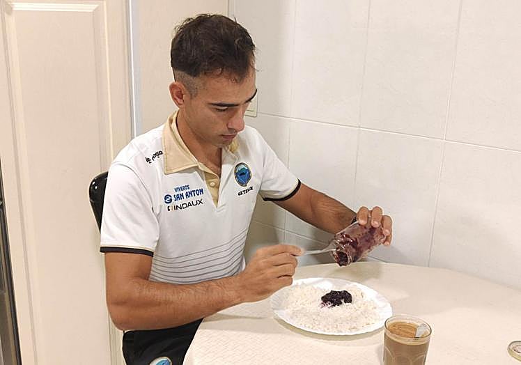 El día de la regata arranca temprano, con un desayuno compuesto por un plato de arroz, una tostada con mermelada y un café.