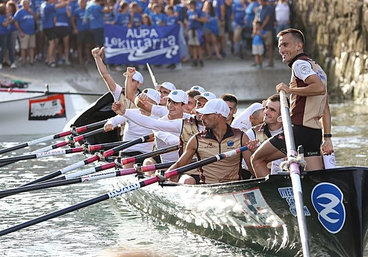 Con todo listo para la hora de la salida, la embarcación se sitúa frente al semáforo y vive los últimos minutos antes de la regata con máxima tensión. Luego tocará disfrutar.