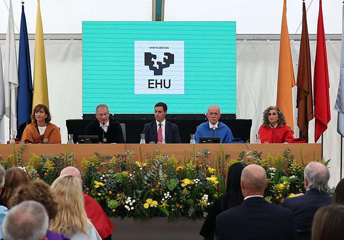 El lehendakari Pradales ha presidido el inicio del curso académico de la EHU