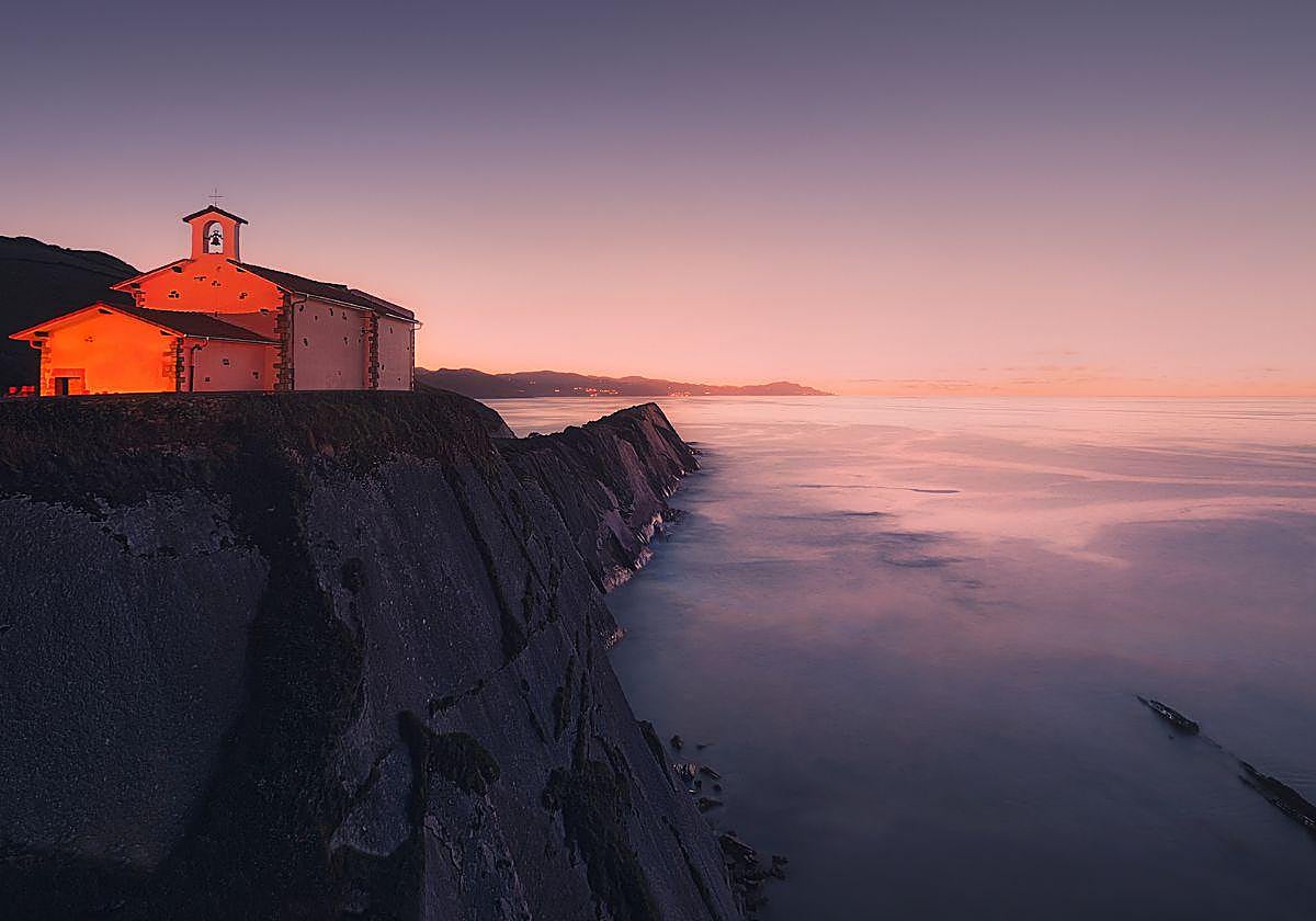 Ermita de San Telmo sobre el flysch, en Zumaia, uno de los puntos más visitados en Gipuzkoa.