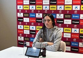 Eunate Astralaga, guardameta armera, durante la rueda de prensa en la nueva ciudad deportiva de Areitio.