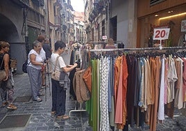 Varias personas miran las gangas en una anterior edición del Merkemerkaua de primavera-verano.