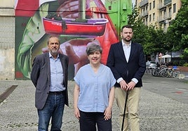 La portavoz socialista Lore Suárez acompañada de los concejales Miguel Ángel Crespo y Jokin Babaze.