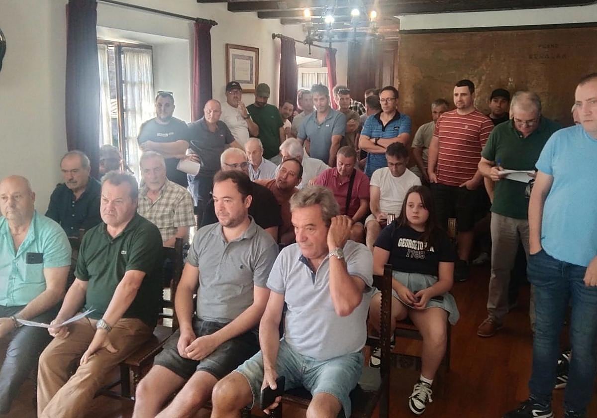 Los cazadores en la subasta celebrada en Etxalar.
