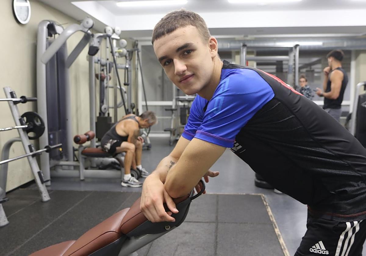 Oinatz Irusta posa para la entrevista en el gimnasio del polideportivo debarra.