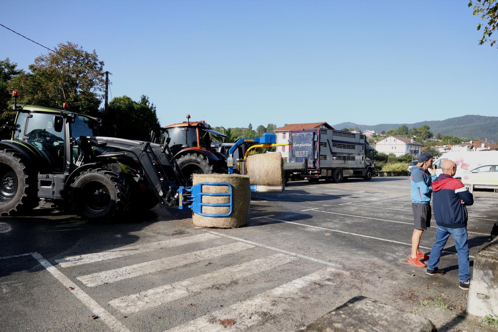 Gran ambiente en el Baserritar Eguna de Hondarribia