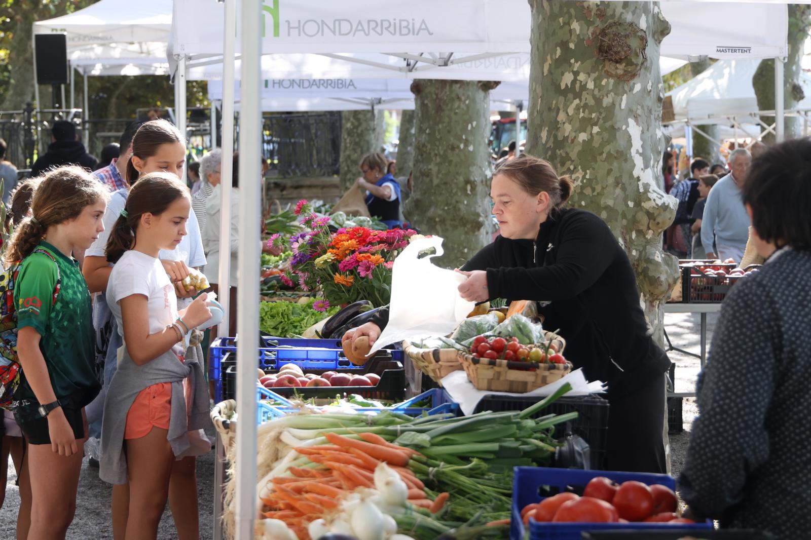 Gran ambiente en el Baserritar Eguna de Hondarribia