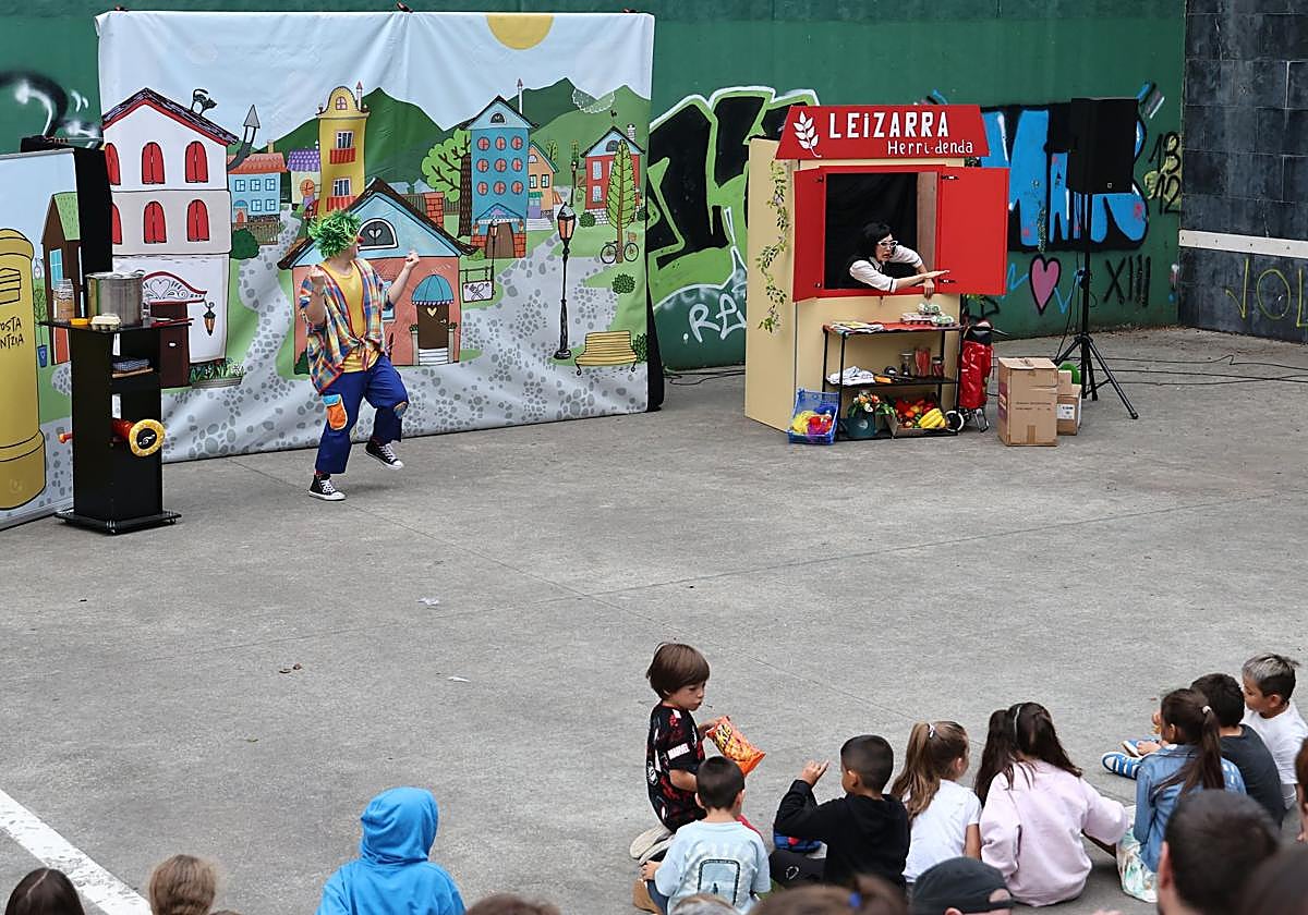 Teatro de calle y payasos, ayer en Jolastokieta.