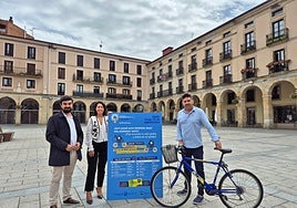 Eric Gálvez, Azahara Domínguez y Mikel Serrano, en la presentación de la campaña.