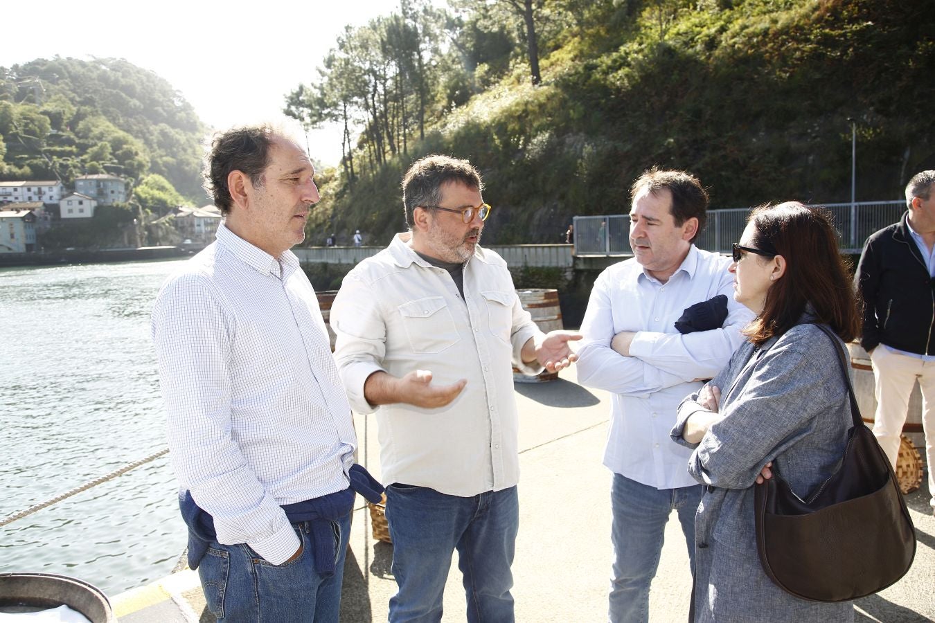 Ander González, Pablo Loureiro y Elena Arzak charlan con otros invitados.