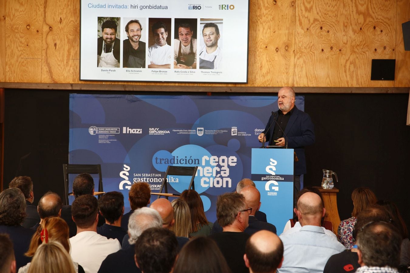 Benjamín Lana, director del congreso y presidente de la División de Gastronomía de Vocento, se dirige a los asistentes.