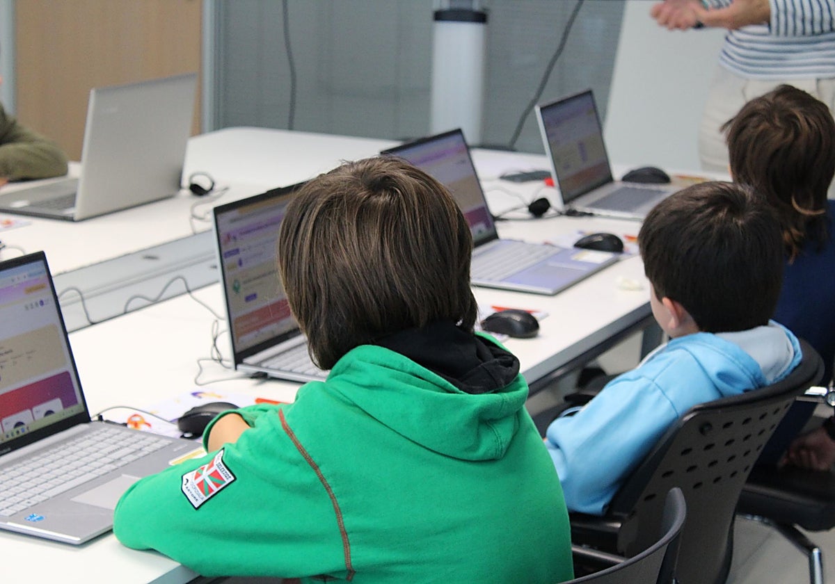 Varios niños durante las sesiones de introducción a la programación, inteligencia artificial y diseño de videojuegos en el Parque Tecnológico Garaia