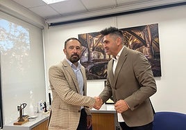 Denis Itxaso y Mikel Serrano durante la firma del convenio llevada a cabo este jueves por la mañana en el Ayuntamiento de Zumarraga.