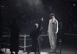 Yune Nogueiras (de espaldas) y Pello Reparaz, durante el espectáculo 'Mitoaroa II' en Illunbe.