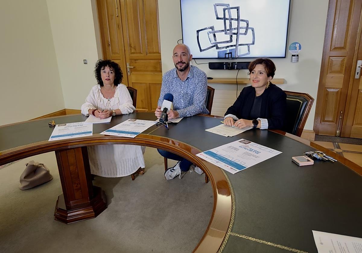 Laura Espín, de BIC Gipuzkoa, el alcalde Jon Iraola y la edil de Economía, Vanesa Hortas.