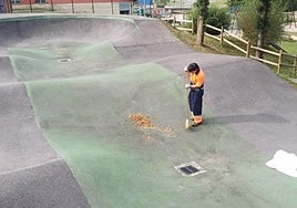 Un empleado municipal retira las piedras lanzadas a la pista de pumptrack.