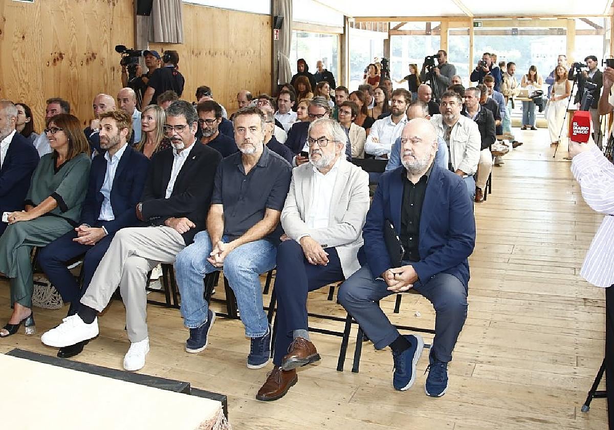 Organizadores y representantes institucionales en la factoría Albaola de Pasai San Pedro.