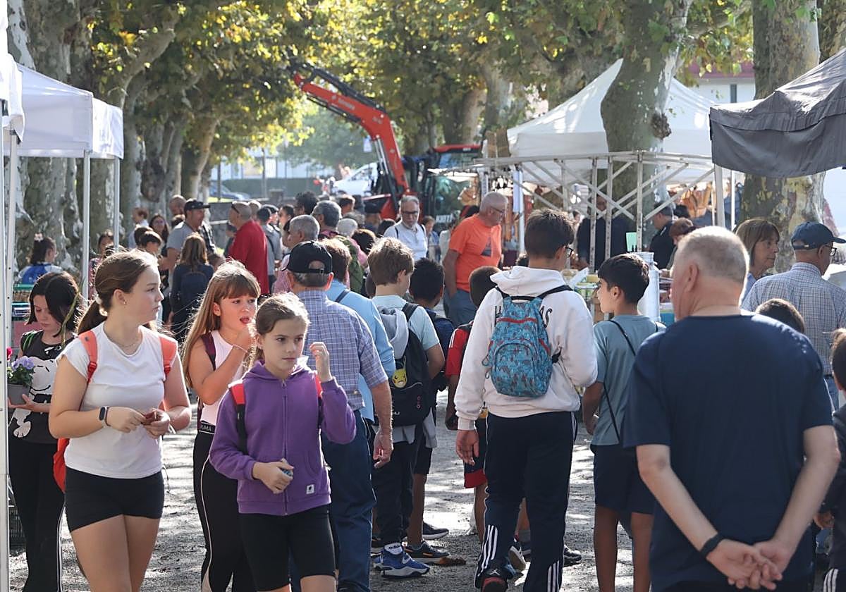 Alameda. Muchos hondarribitarras se acercaronal mercado a lo largo del día.