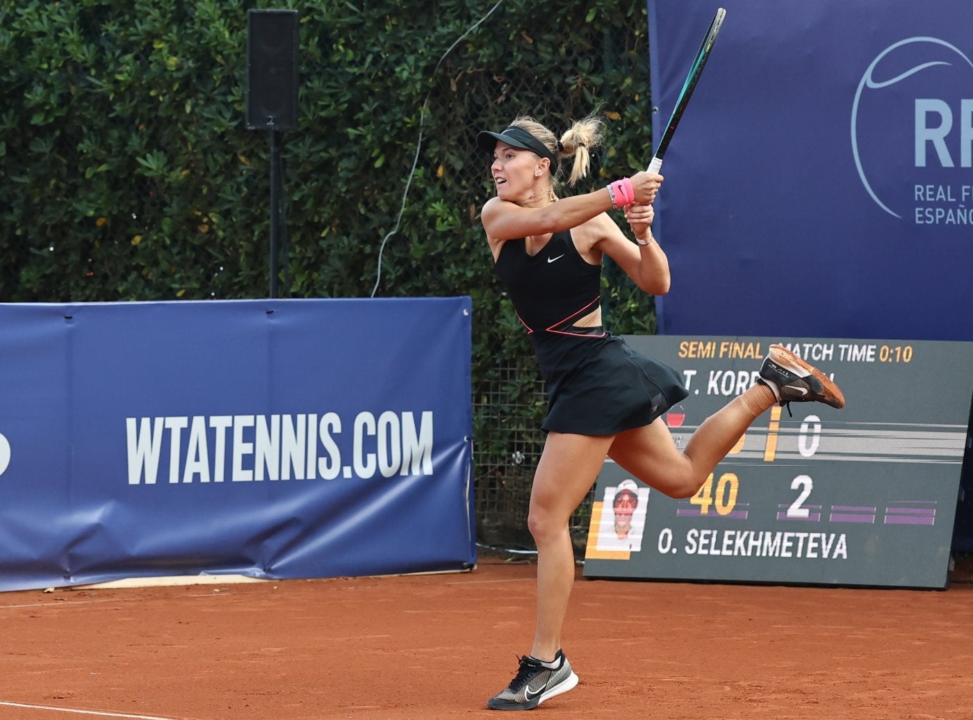 Selekhmeteva devuelve a dos manos en la semifinal de ayer ante Korpatsch en el Tenis de Ondarreta.
