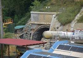 Boca del túnel de Altzola, en Elgoibar, que permitirá más frecuencias y acortará el recorrido.