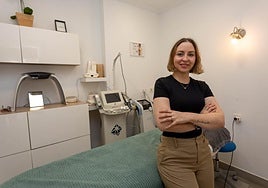 Alejandra Gallego posa en el interior de su consulta, para la que busca un traspaso a través de Berriz Enpresa.