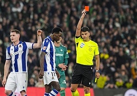 Gil Manzano le muestra la tarjeta roja a Becker durante el Betis-Real Sociedad de la pasada temporada