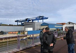 Varios trabajadores de Balenciaga, enfrente del astillero de Zumaia.