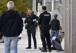 Dos agentes de la ertzaintza practican una detención en Donostia.