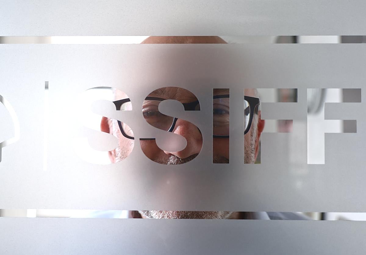 José Luis Rebordinos mira a través del rótulo de la puerta de su despacho en las oficinas del Zinemaldia.