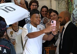Mbappé se hace un selfie con seguidores del Real Madrid en Hondarribia.