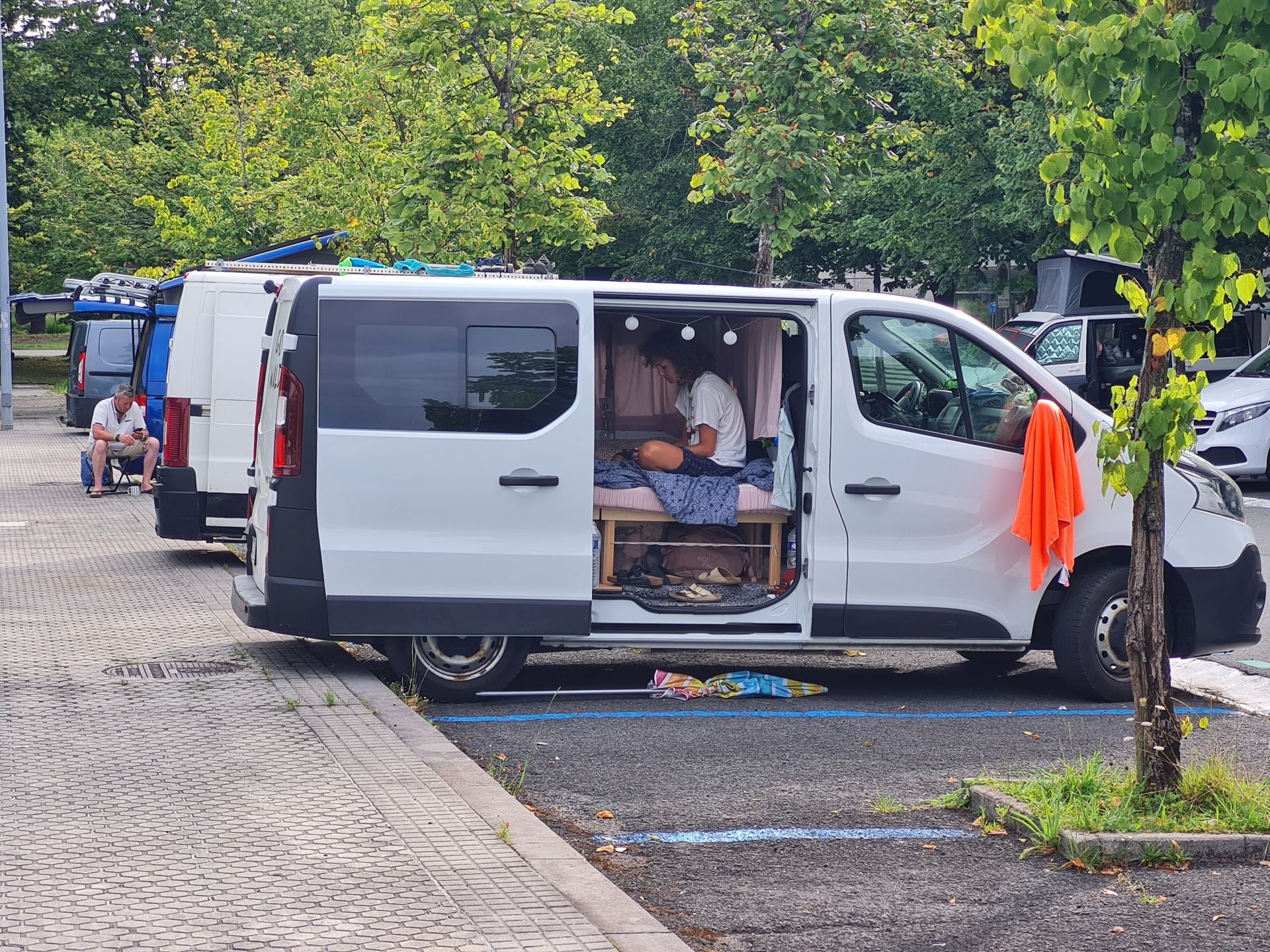 El paseo de Berio se convierte en un parking de autocaravanas y vehículos camper durante todo el verano, donde se pueden ver este tipo de escenas a diario.
