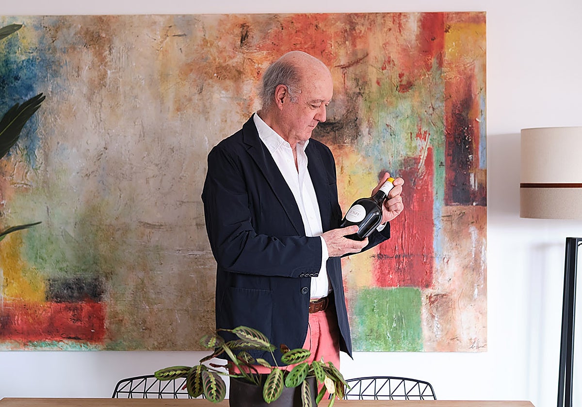 Julián Chivite observa una botella de Unzu Blanco, la última apuesta de la casa, que está teniendo una gran aceptación desde marzo.