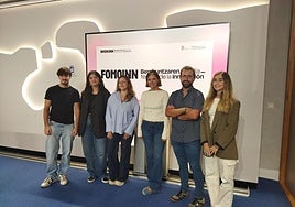 Ane Oyarbide, concejala de Economía y Empleo Local de Donostia, junto a jóvenes que van a participar en el nuevo festival.