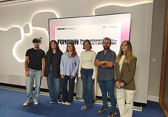 Ane Oyarbide, concejala de Economía y Empleo Local de Donostia, junto a jóvenes que van a participar en el nuevo festival.