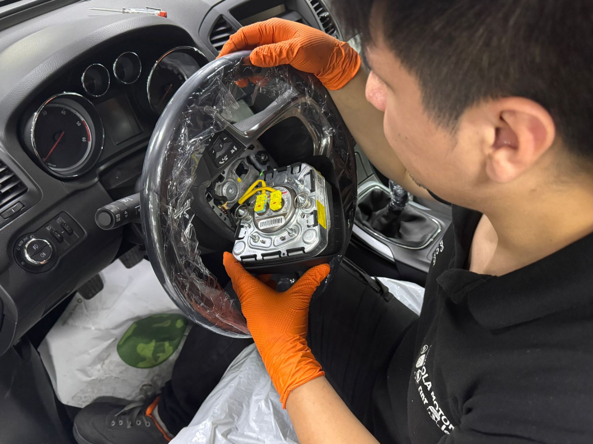 Un mecánico del grupo Easo Motor cambiando un airbag Takata.