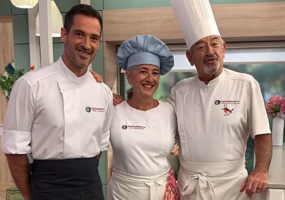 Karlos Arguiñano junto a su hijo Joseba y su hermana Eva.