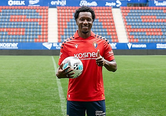 Sheraldo Becker posa como nuevo jugador de Osasuna